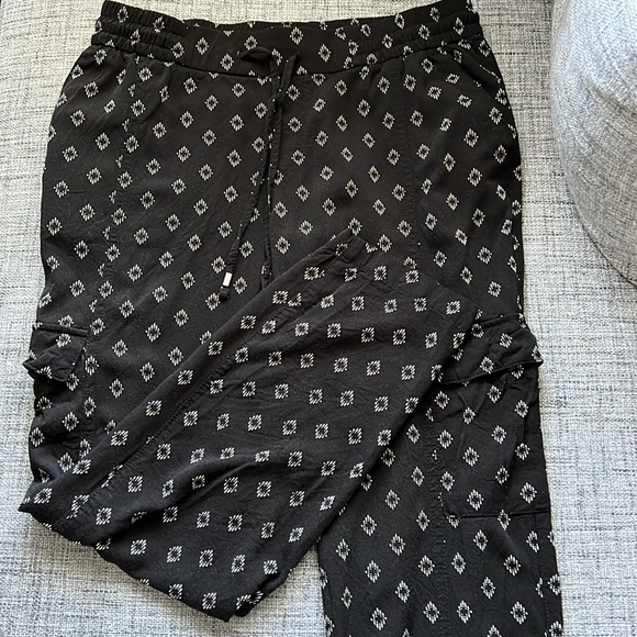 LIKE NEW Old Navy Pants, white and black design, size small. - Picture 1 of 5